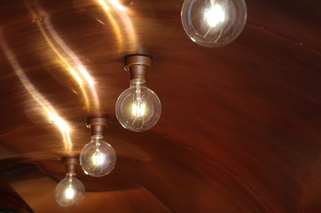 žárovky na stropě